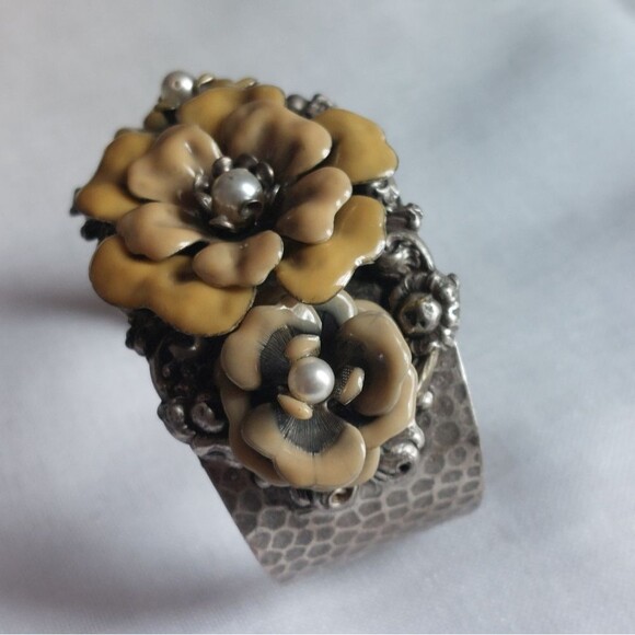 Sweet Romance 3D Enameled Flower Motif on Hammered Silver Tone Cuff Bracelet - Picture 3 of 9